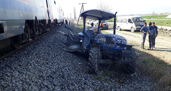 Trenin çarptığı traktör sürücüsü kadın kendini yere atarak hayatta kaldı