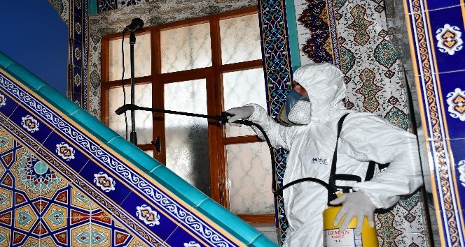 Aksaray’da camiler korona virüsüne karşı dezenfekte ediliyor