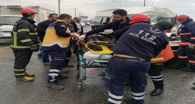 Mardin’de minibüs ile tır çarpıştı: 2 yaralı