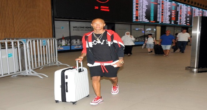 "Dünyanın en yakışıklı mahkumu" Alaçatı’da işletme açıyor