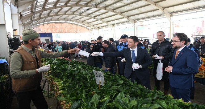 Pazarcı esnafına eldiven ve maske