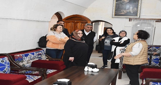 Büyüdüğü konağı gezince duygulandı