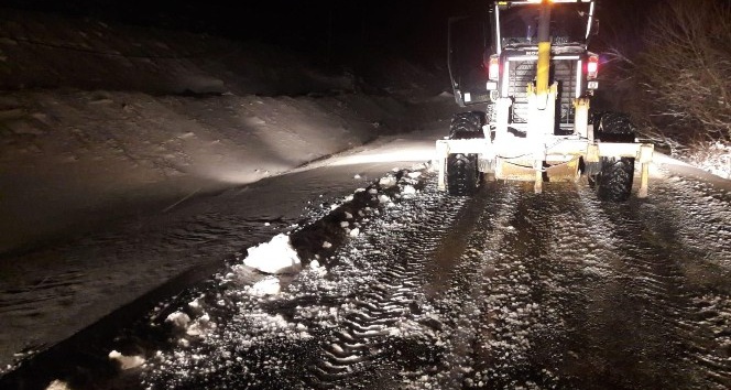 Kırşehir’de, kar yağışı etkisi ile kapanan köy yolları açıldı