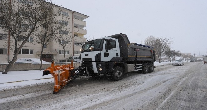 Belediye ekipleri karla mücadele çalışmalarını sürdürüyor