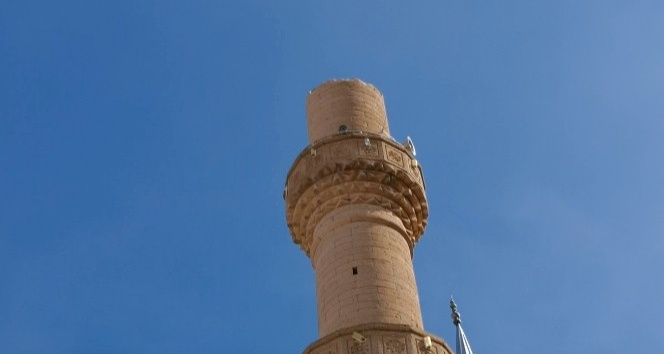 Isparta’da şiddetli fırtına minarenin alemini uçurdu