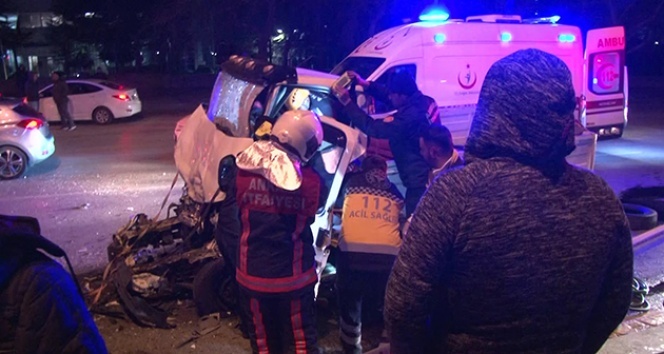 Otobüse arkadan çarpan kamyonetin sürücüsü hayatını kaybetti