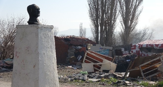 Çanakkale’de Atatürk büstü çöpler içinde kaldı