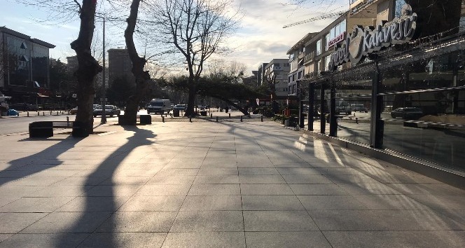 İstanbul’un lüks caddelerinden Bağdat Caddesi sessizliğe büründü, kafeler kepenk kapattı