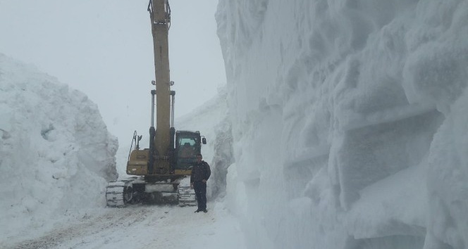 Kar kalınlığının 11 metreyi bulduğu yolda çalışma