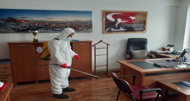 Kars’ta kamu kurumları dezenfekte ediliyor