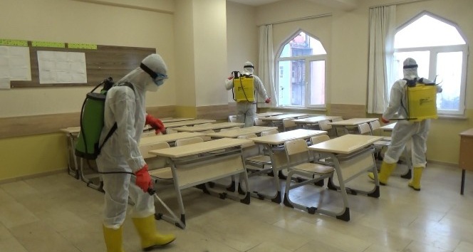 Muşta okullar korona virüsü tehdidine karşı dezenfekte ediliyor