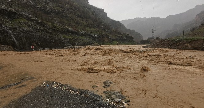 Uludere-Şırnak karayolu, sağanak yağış nedeni ile kapandı