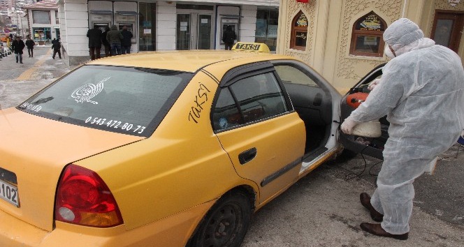 Belediye ekipleri taksileri dezenfekte etti