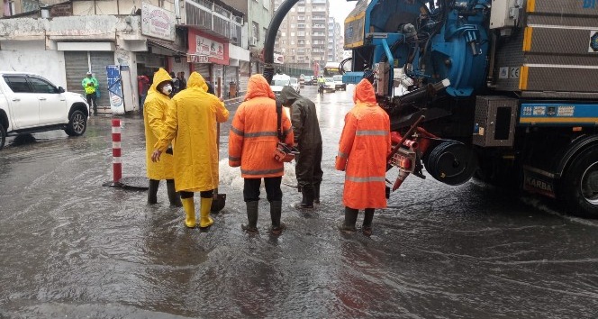 Diyarbakır’da su taşkını nedeniyle vatandaşlar zor anlar yaşadı