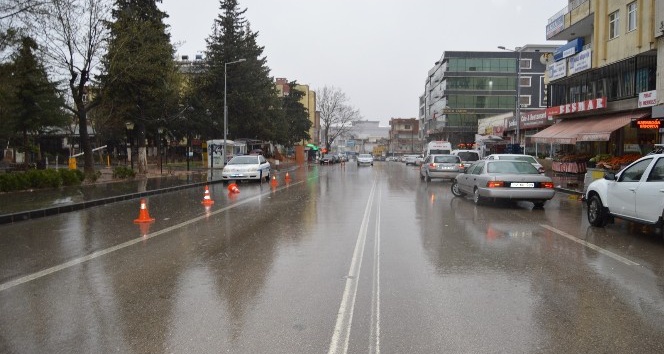 Besni’de şiddetli yağış etkili oluyor