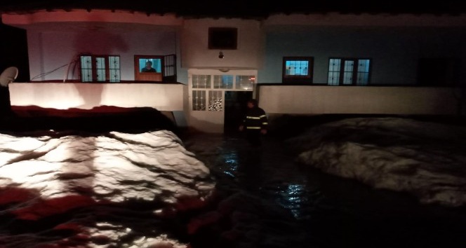 Yüksekova’da birçok ev sular altında kaldı