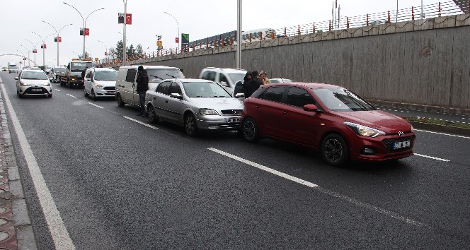 Yağışlı hava zincirleme kazaya neden oldu, sürücüleri emniyet kemeri kurtardı