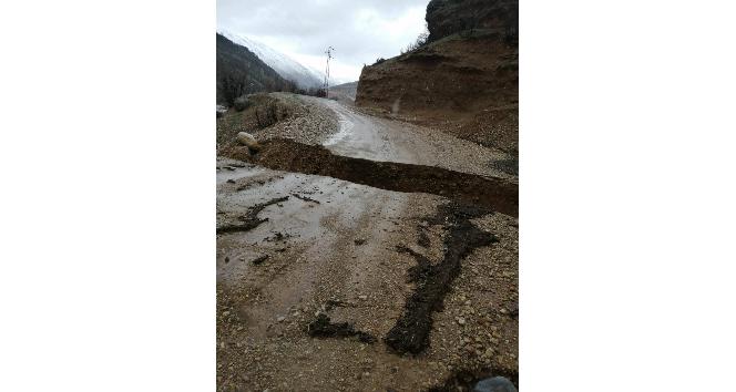 Siirt’te aşırı yağışlar heyelana neden oldu, işçiler ve araçlar yolda mahsur kaldı