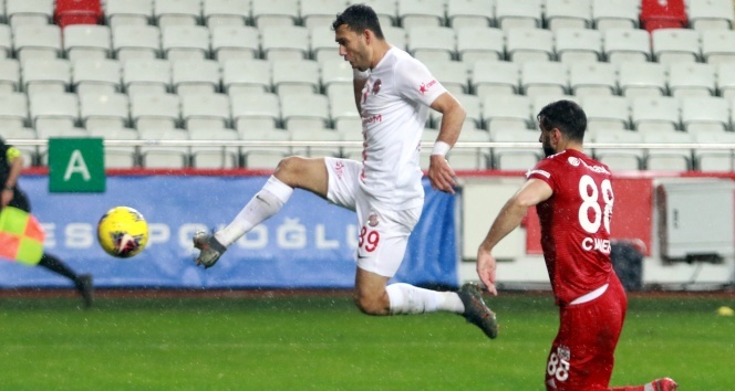Antalyaspor&#039;da savunmanın kalesi Veysel Sarı