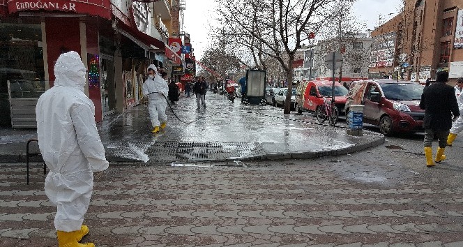 Erzincan’ın caddelerinde korona virüs temizliği