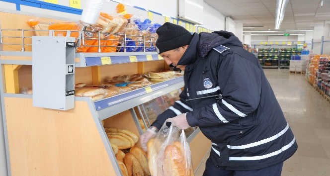 Nevşehir’deki yaşlıların alışverişini belediye görevlileri yapıyor