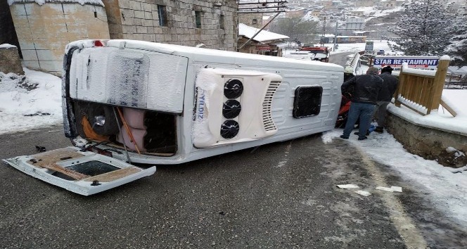 Aksaray’da hasta taşıyan minibüs devrildi: 2 yaralı