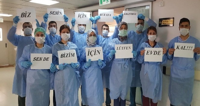 DÜ’de görevli sağlık çalışanlarından vatandaşlara anlamlı çağrı
