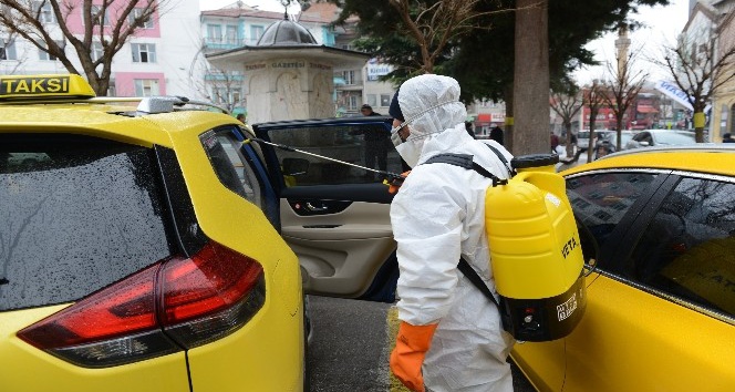 Çorum’da belediye ekipleri ticari taksileri dezenfekte ediyor