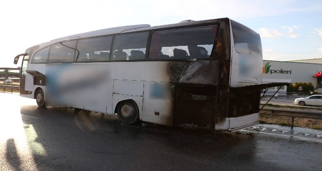 Manisa’da seyir halindeki otobüs alev aldı