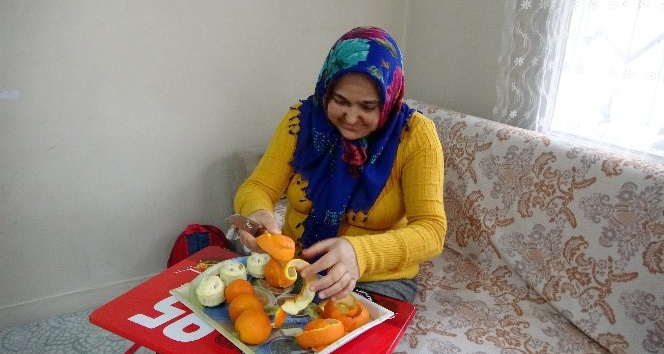 Kadınlar evde portakal soyarak aile bütçesine katkıda bulunuyor