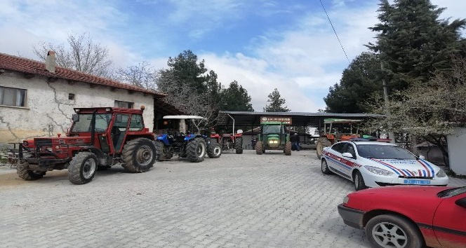 Çal’da jandarma ekipleri 112 traktörü trafiğe çıkmaya uygun hale getirdi