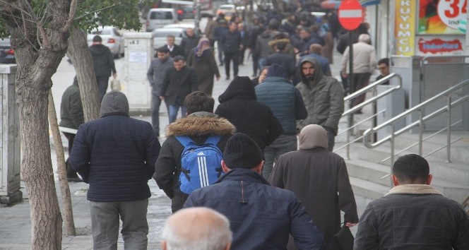 Elazığ’da vatandaşların sokakta yoğunluğu dikkat çekti