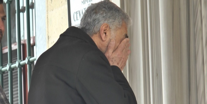 Kilitli cami önünde gözyaşları