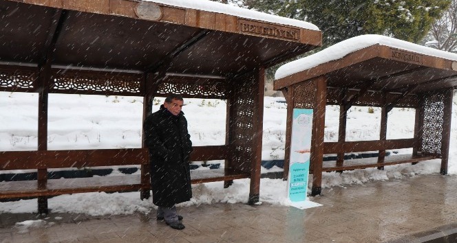 Nevşehir’de otobüs durağındaki el dezenfektanı kayboldu