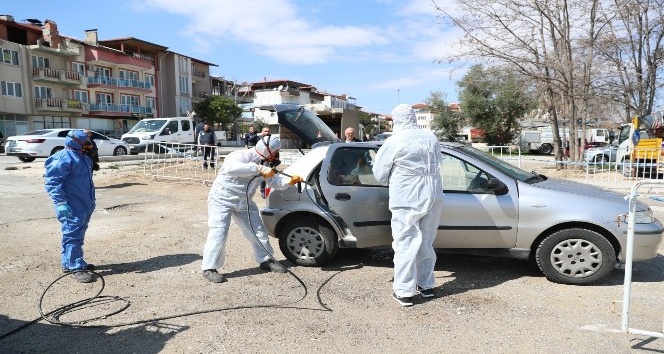 Pamukkale Belediyesi vatandaşların araçları ücretsiz dezenfekte etti