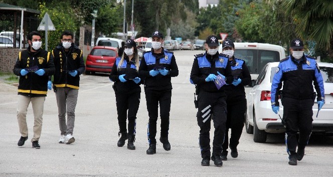 Polisten maskeli, eldivenli &quot;Korona virüs&quot; dolandırıcılığı uyarısı