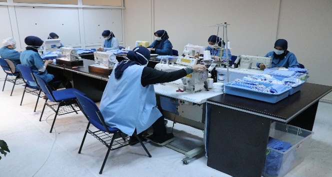 Bolu’da, sağlık çalışanları için hastanede maske dikimine başlandı