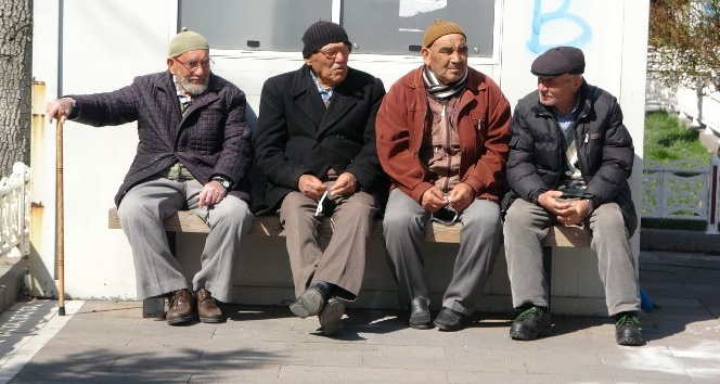 (Özel) Korona virüsüne aldırış etmeyip caddelere akın ettiler