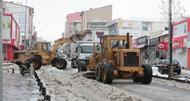 Nevşehir’de Cadde ve sokaklarda kar temizliği çalışmaları sürüyor