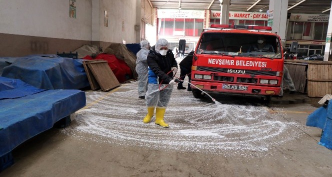 Nevşehir Belediye Başkanı Arı, pazar yerini yıkadı