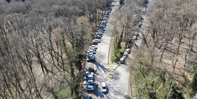 Korona virüsüne aldırış etmeyen vatandaşlar akın etti! Uzun araç kuyrukları oluştu