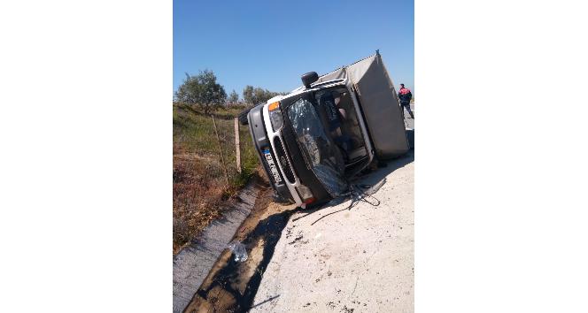 Salihli’de kamyonet devrildi: 4 yaralı