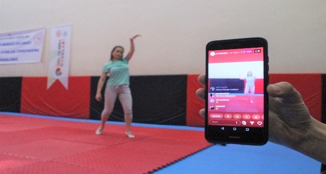 Korona virüs nedeniyle evde kalanlara canlı yayında ‘zumba’ dersi