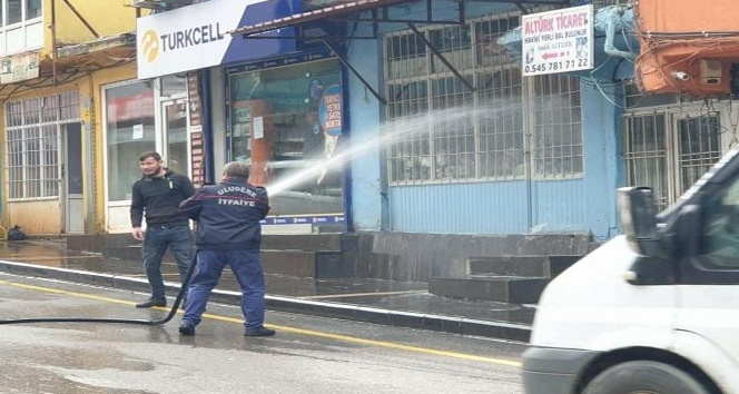 Uludere Belediyesi çarşı ve sokakları tazyikli su ile temizledi