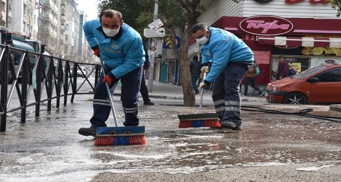 Manisa’nın cadde ve sokakları yıkanıyor