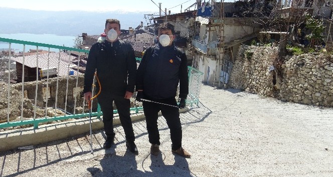 Karaman’da iki muhtar mahallelerini kendi imkanları ile dezenfekte etti