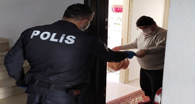 Aksaray’da yaşlı ve hastaların ihtiyaçlarını polis ekipleri karşıladı