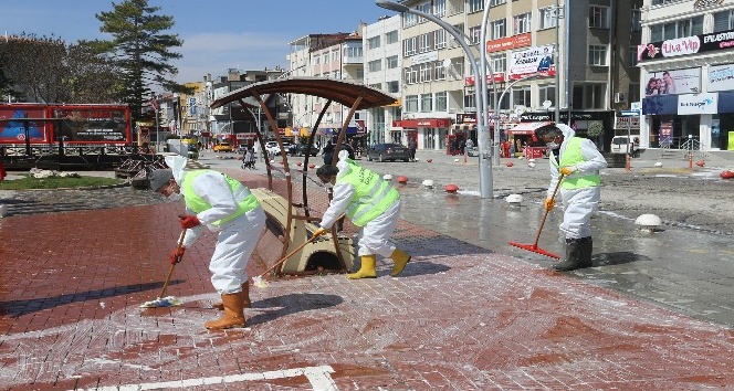 Karaman’da cadde, sokak ve kaldırımlar koronavirüse karşı dezenfekte edildi