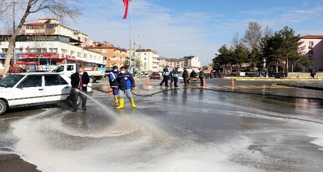 Yahyalı’da cadde ve sokaklar deterjanla yıkanıyor
