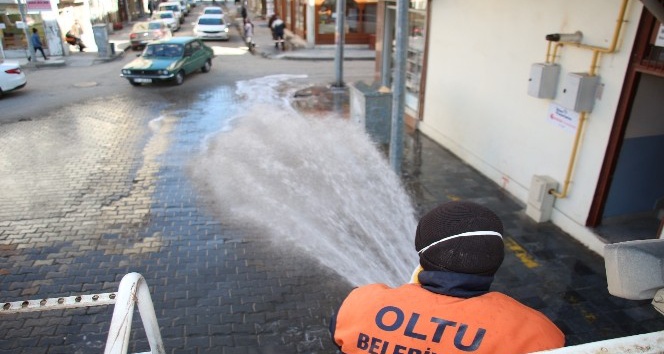 Oltu Belediyesi dezenfekte su ile caddeleri yıkıyor